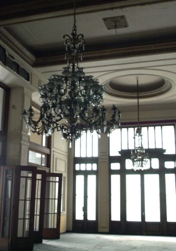 Άγνωστοι έκλεψαν τέσσερις πολυελαίους από το ξενοδοχείο Ακροπόλ