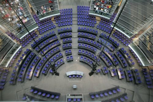 «Η  ευρωζώνη χρειάζεται συνολική λύση, αλλιώς θα διαλυθεί» λέει σύμβουλος της Μέρκελ