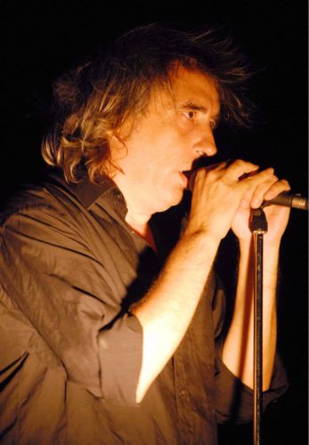 Στις 2 Ιουνίου μεταφέρεται η συναυλία του Γιάννη Αγγελάκα στην Ταινιοθήκη