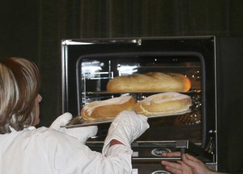 Διευκολύνσεις για την πώληση προϊόντων bake-off ζητά από την Ελλάδα η Κομισιόν