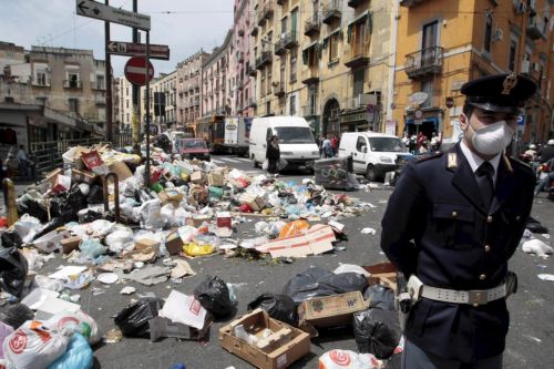 Στρατιώτες έφτασαν στη Νάπολη για να καθαρίσουν την πόλη από τα σκουπίδια