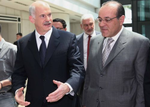 Το ενδεχόμενο δημοψηφίσματος ζυγίζει η κυβέρνηση