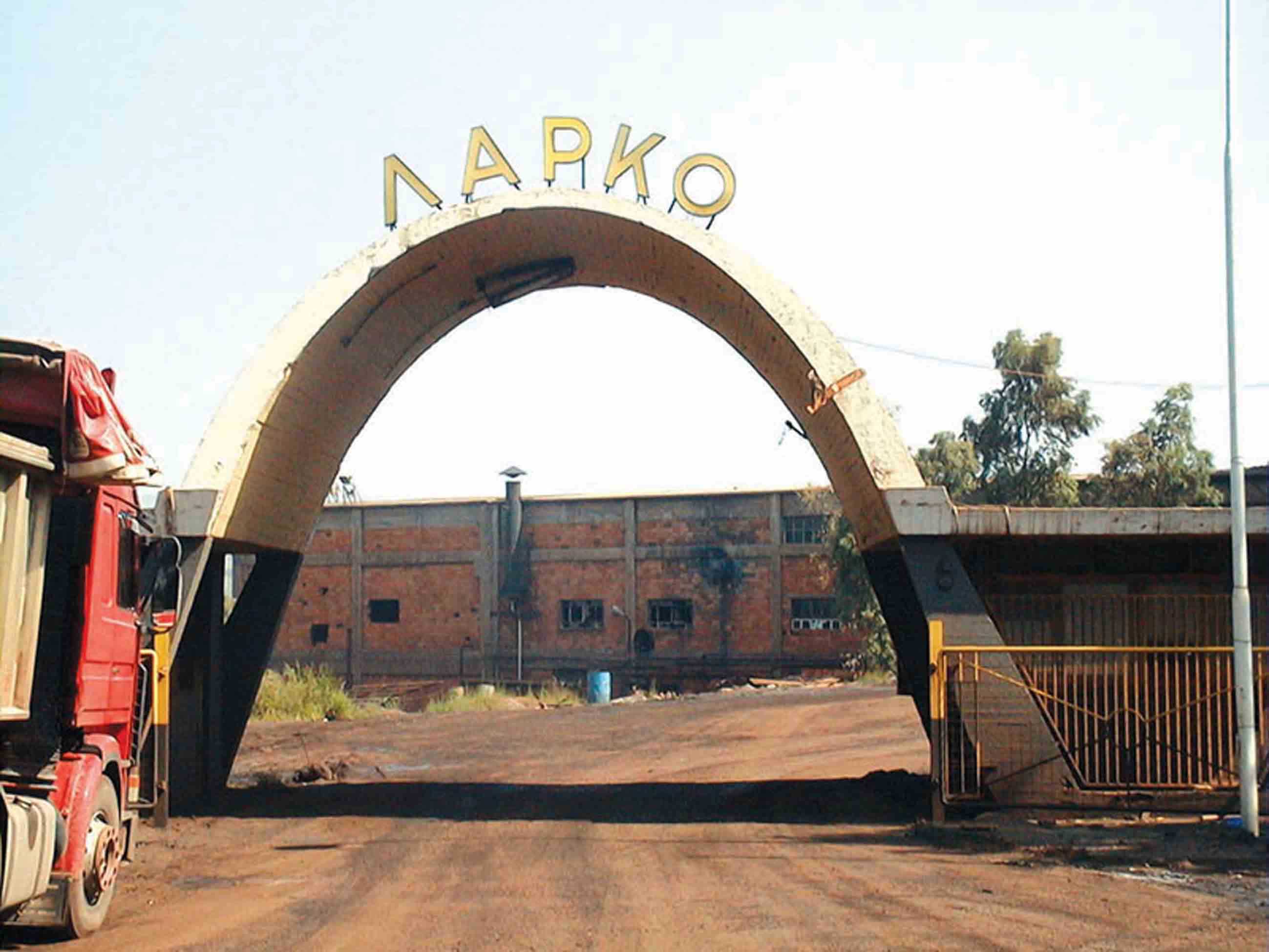 Πρώην εργαζόμενος στη ΛΑΡΚΟ απειλεί να πέσει από την καμινάδα του εργοστασίου