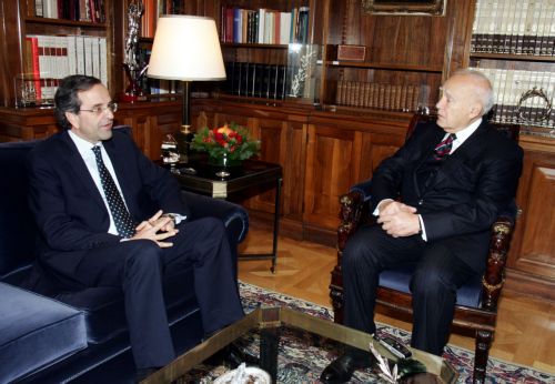 Διαδοχικές συναντήσεις Παπούλια την Τρίτη με την οικονομία στο επίκεντρο