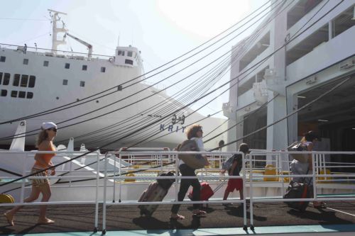 Καμία μείωση στα εισιτήρια εάν ισχύσουν οι νέες συμβάσεις, απειλούν οι εφοπλιστές