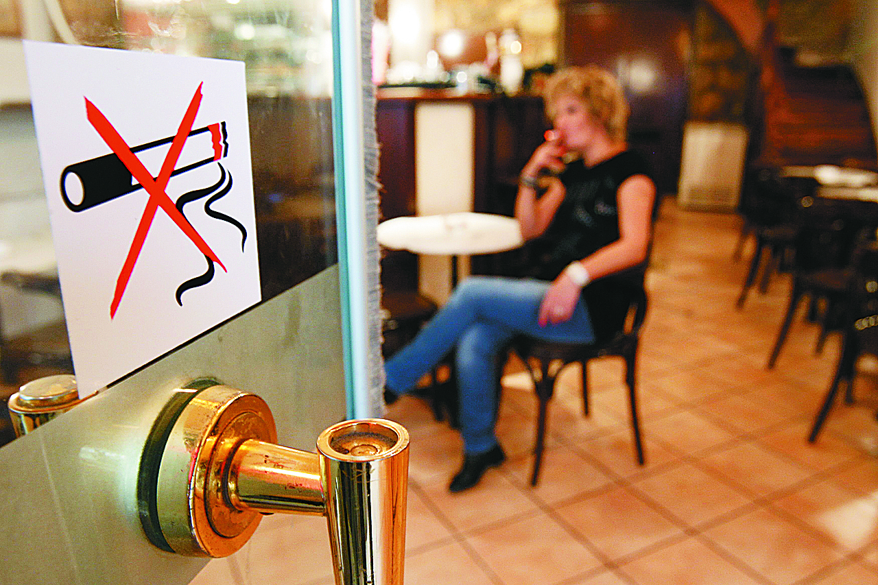 Μείωση των καπνιστών σημειώνεται για πρώτη φορά στην Ελλάδα