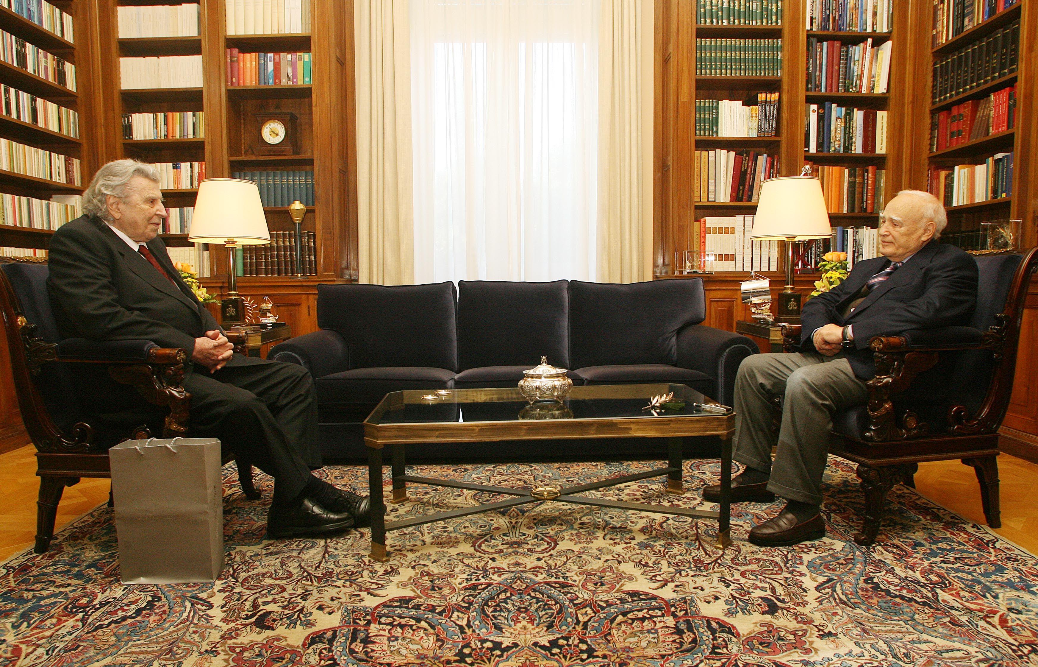 Διάβημα κατά του Μνημονίου υπέβαλε στον Πρόεδρο της Δημοκρατίας ο Μ.Θεοδωράκης