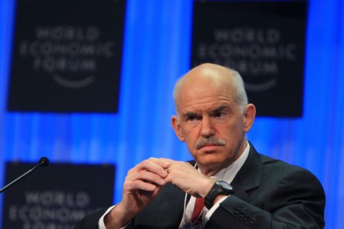 Επαφές Παπανδρέου με ξένους ηγέτες για να σταματήσουν τα σενάρια περί αναδιάρθρωσης