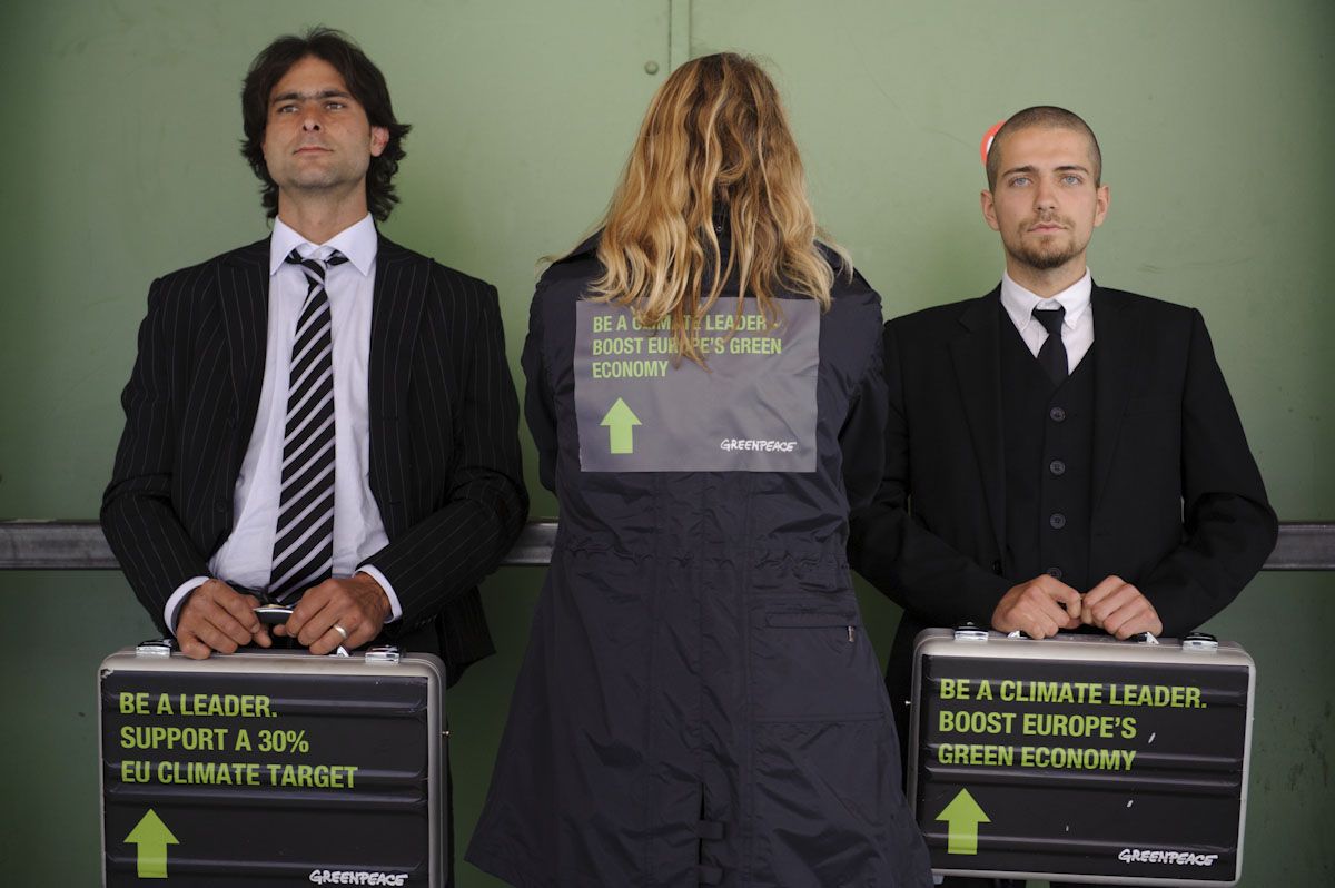 Η GREENPEACE κλείνει το δρόμο στις εταιρείες που εμποδίζουν την πράσινη ανάπτυξη