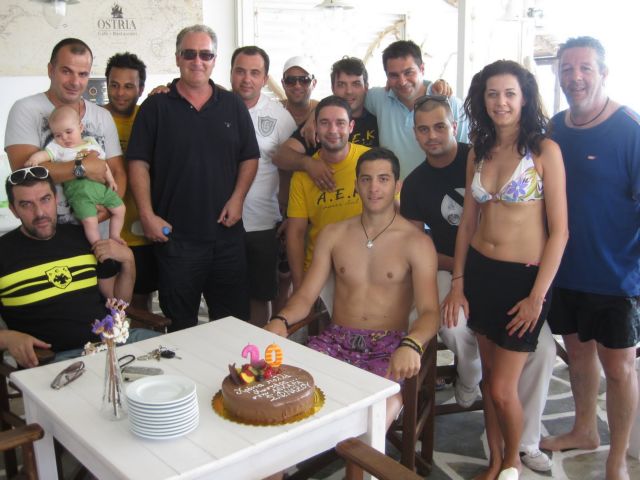 Ο Μανωλάς έκοψε τούρτα και… γλύκανε τον κόσμο της ΑΕΚ