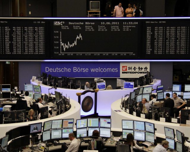 Έχασε τις 12.000 μονάδες ο Dow Jones, στο κόκκινο και οι ευρωπαϊκές αγορές