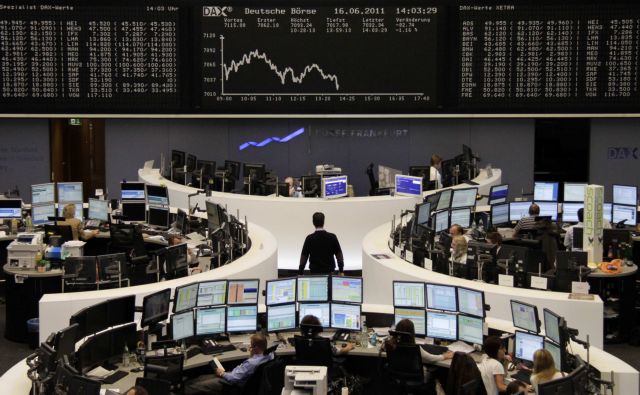 Απώλειες 1% στο Χρηματιστήριο με το βλέμμα στο νέο πακέτο βοήθειας