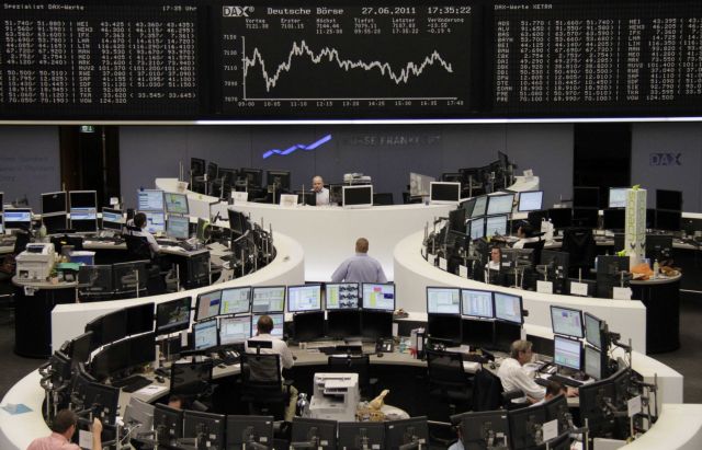 Μεικτά πρόσημα στις ευρωπαϊκές αγορές τη Δευτέρα, στο πράσινο η Γουόλ Στριτ