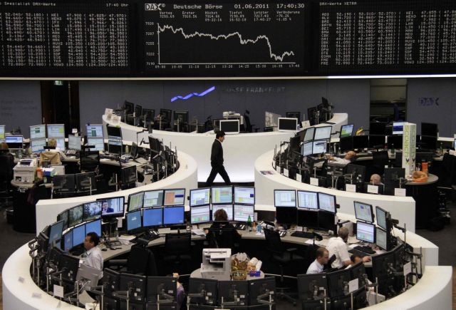 Πτωτικές τάσεις στο Χρηματιστήριο με οδηγό τις τράπεζες