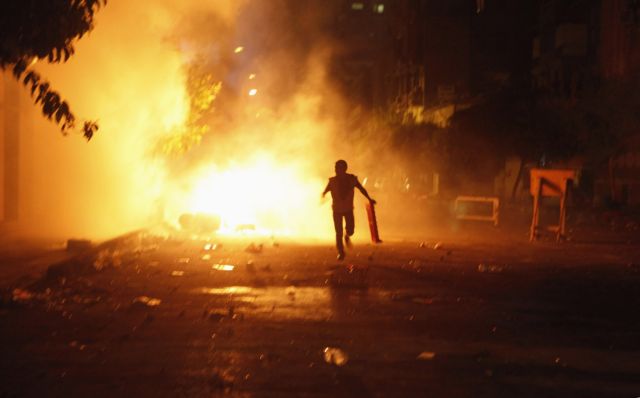 Νέες συγκρούσεις μεταξύ διαδηλωτών και αστυνομίας στην πλατεία Ταχρίρ της Αιγύπτου