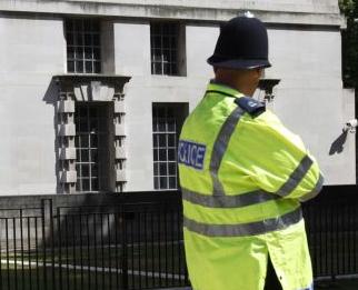 Άνδρας που μετέφερε βόμβα πραγματοποίησε κατάληψη σε τράπεζα στη Βρετανία