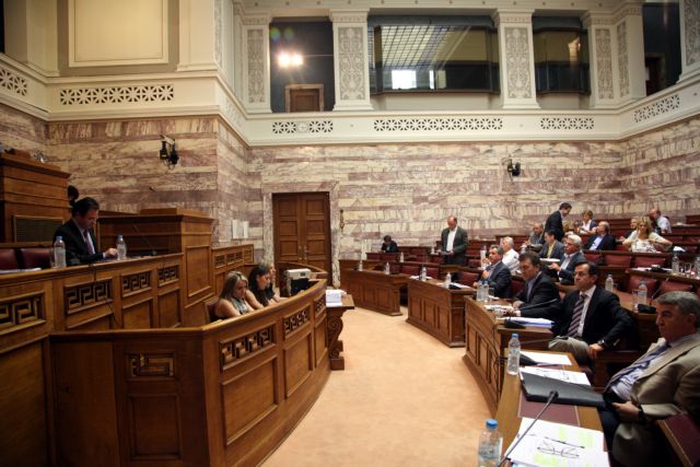 Χωρίς το ΚΚΕ και τον ΣΥΡΙΖΑ άρχισε η συζήτηση του Μεσοπρόθεσμου στη Βουλή