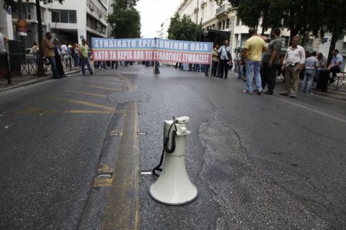 Τέσσερις στους δέκα Έλληνες εργαζόμενους φοβούνται ότι θα χάσουν τη δουλειά τους