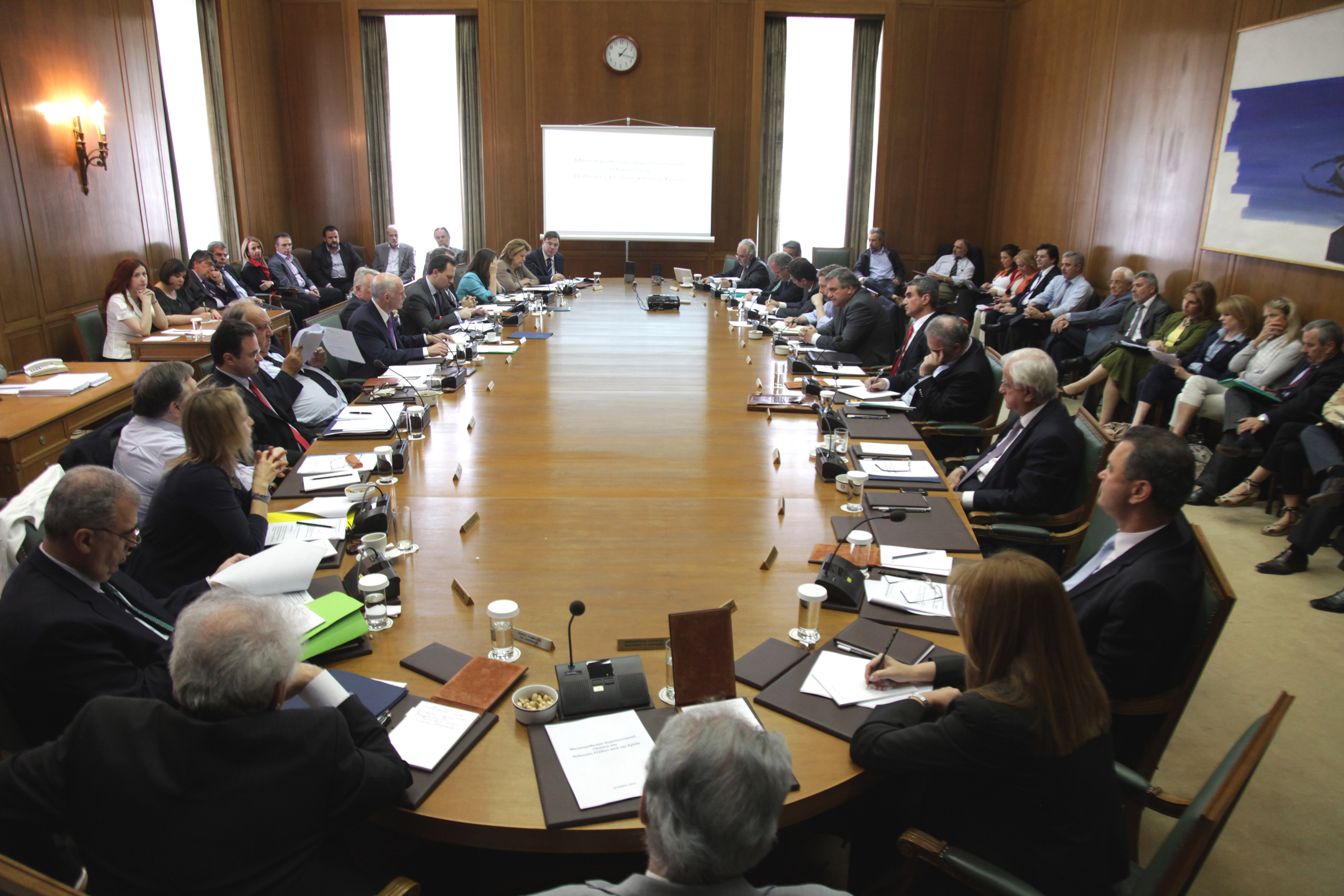 Σε ρυθμούς Μεσοπρόθεσμου μπαίνουν από τη Δευτέρα κυβέρνηση και ΠΑΣΟΚ