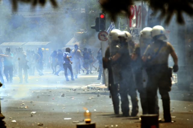 «Προβοκάτσια» βλέπει το ΚΚΕ πίσω από τα επεισόδια στο Σύνταγμα