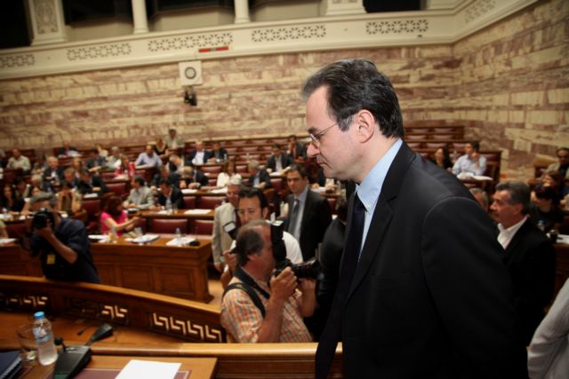 Πυρ ομαδόν κατά Παπακωνσταντίνου από βουλευτές του ΠΑΣΟΚ για τα νέα μέτρα