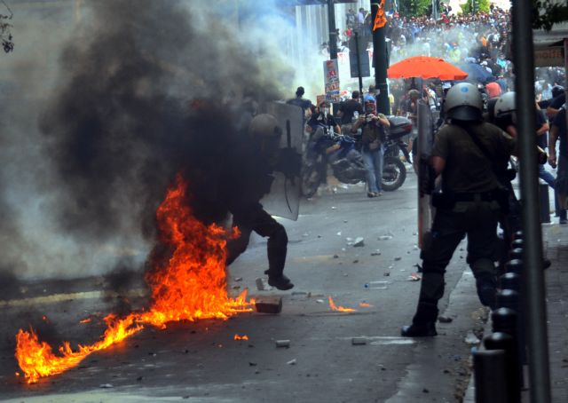 Η απεργία και τα επεισόδια Αθήνα στην πρώτη γραμμή της διεθνούς ειδησεογραφίας