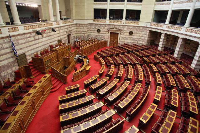 «Βροχή» τα εξώδικα πολιτών προς βουλευτές για το Μεσοπρόθεσμο