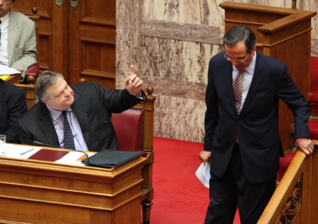 Ψηφίστηκε ο εφαρμοστικός νόμος έπειτα από θυελλώδη συνεδρίαση με φόντο τα επεισόδια