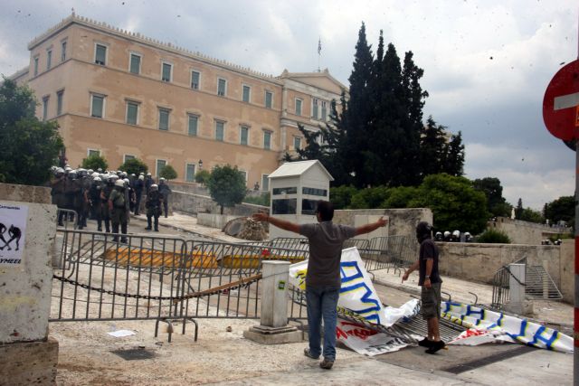 Σε βαρύ κλίμα η προσέλευση των βουλευτών για τη συζήτηση του Μεσοπρόθεσμου