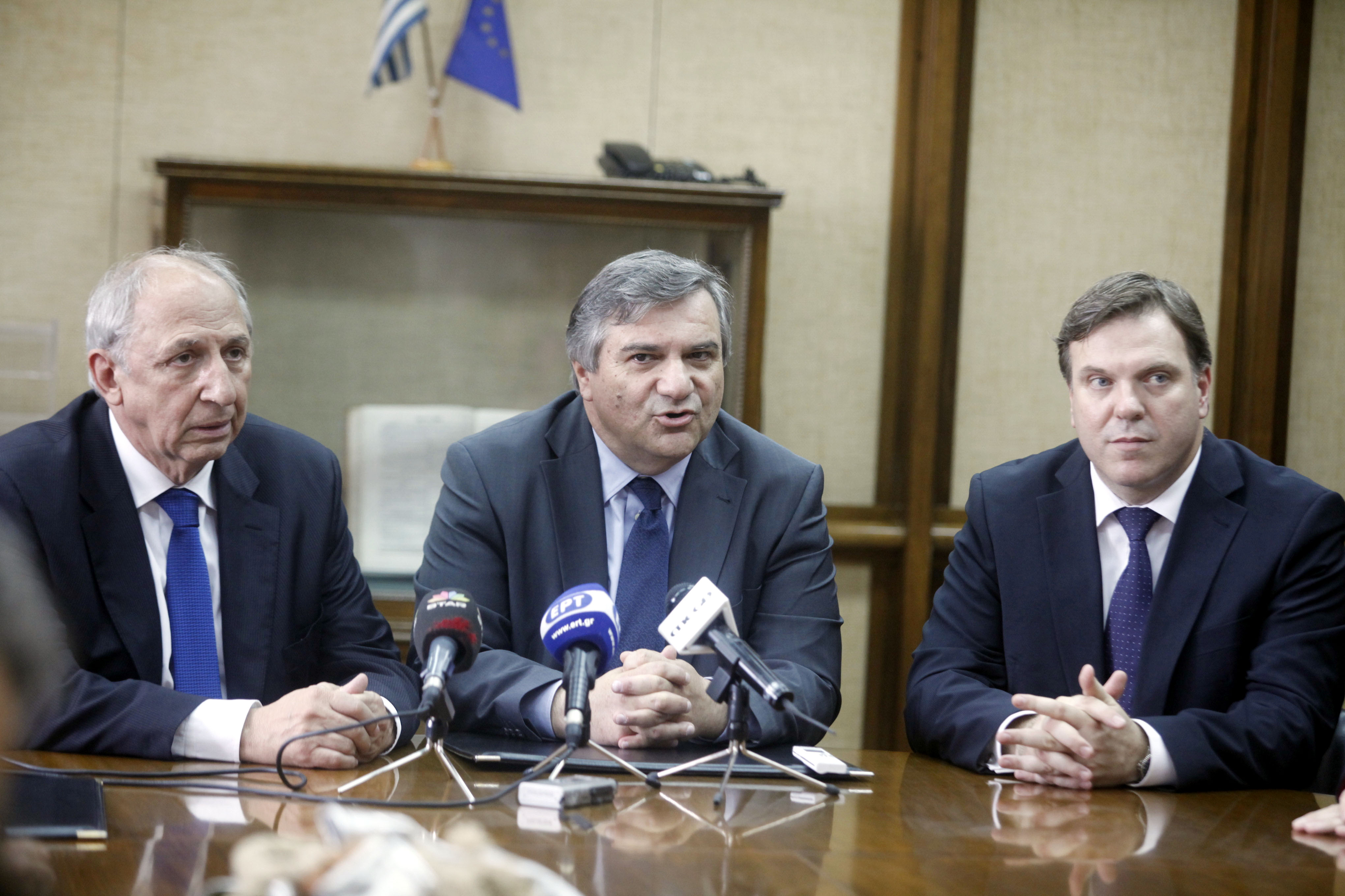 Εύσημα εκατέρωθεν στις τελετές παράδοσης-παραλαβής των υπουργείων