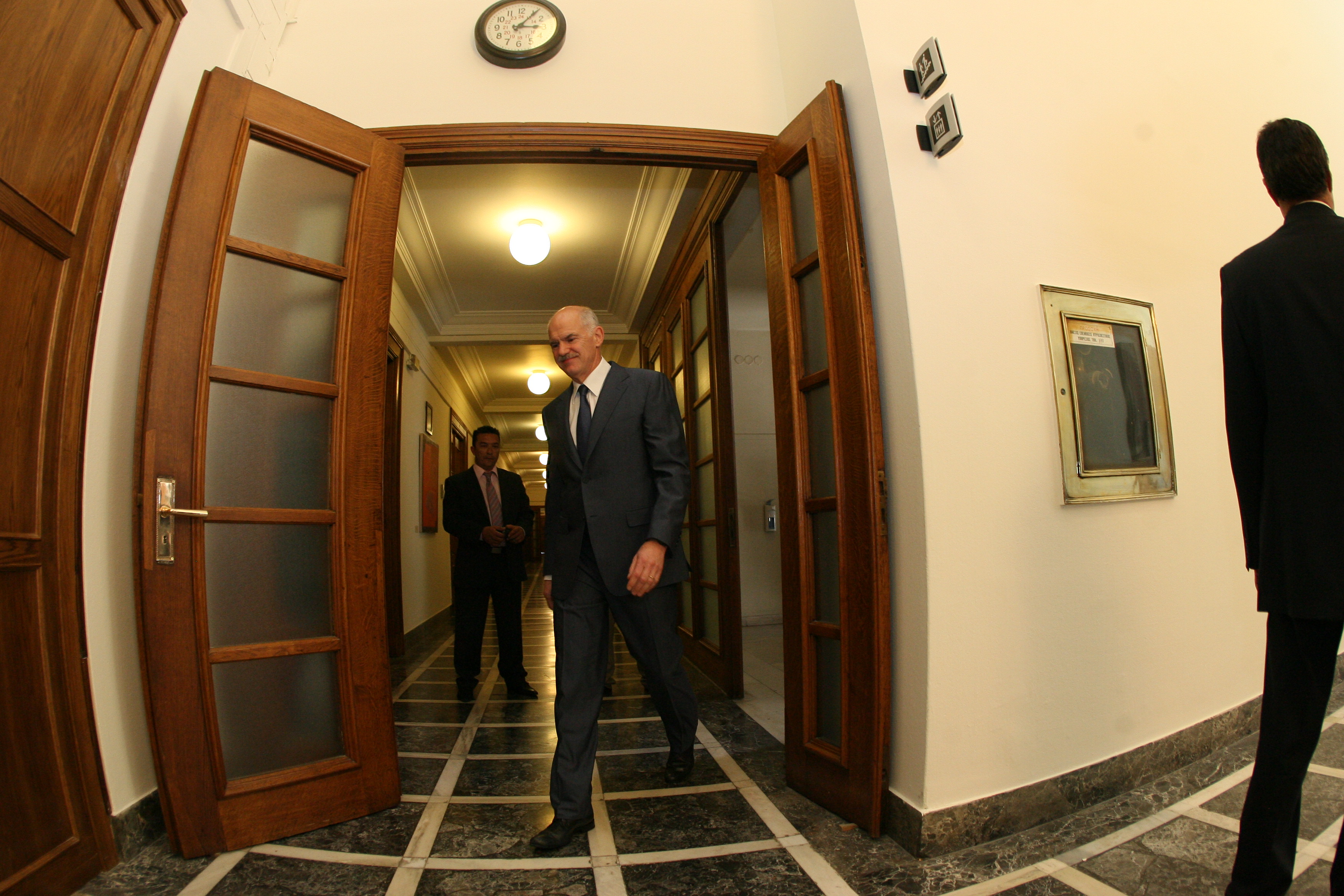 Επικοινωνία Παπανδρέου με τους πολιτικούς αρχηγούς λίγο πριν το διάγγελμα από το Μαξίμου