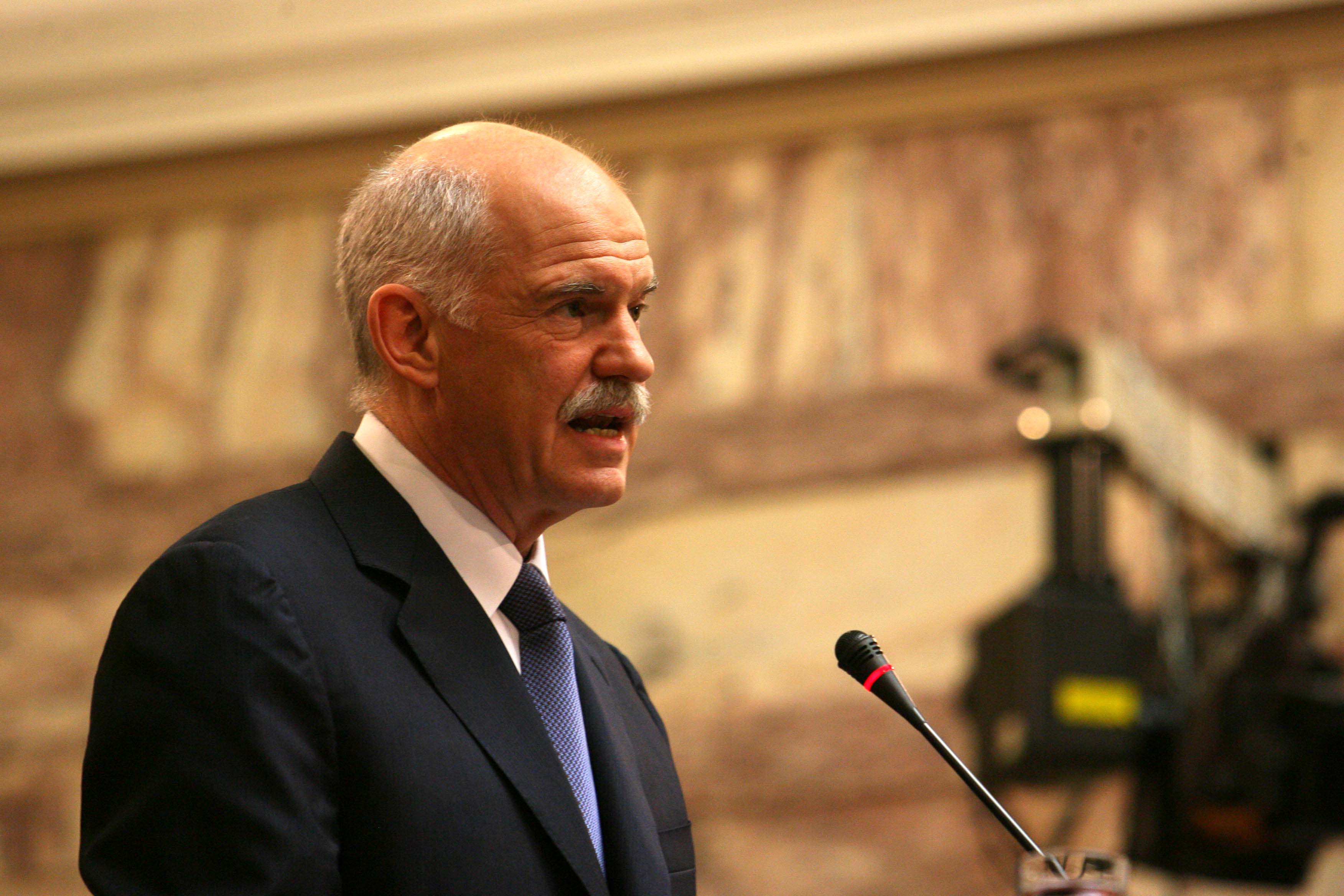 Δεν θα φυγομαχήσουμε, είπε ο Γ.Παπανδρέου και κάλεσε σε ενότητα του βουλευτές