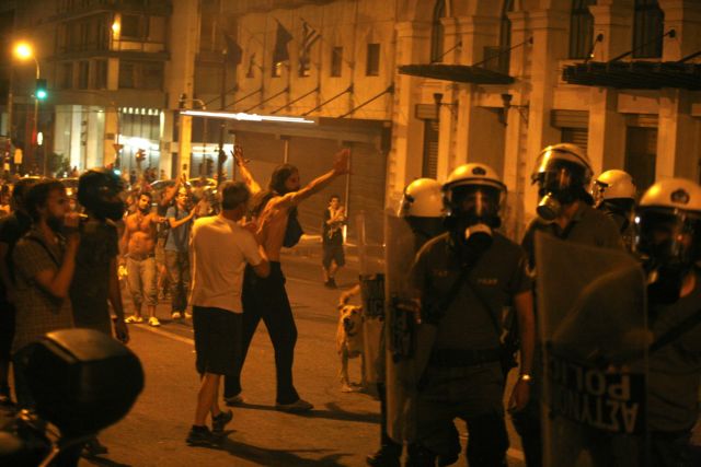 Επεισόδια μεταξύ διαδηλωτών και αστυνομίας έξω από τη Βουλή