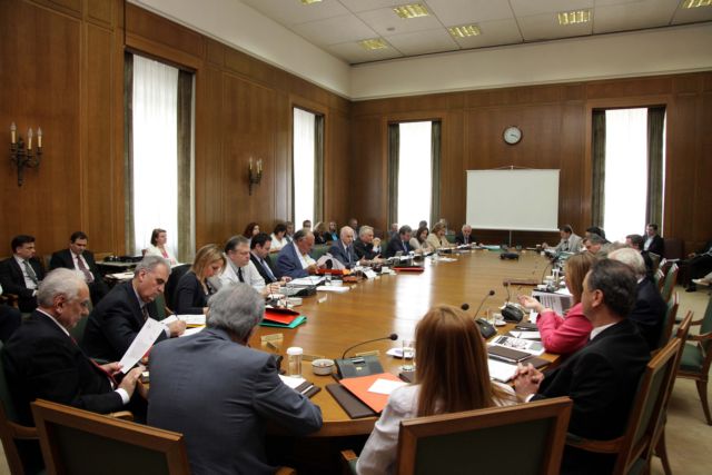 «Καυτή» εβδομάδα για τα νέα μέτρα, κλιμακώνονται οι αντιδράσεις