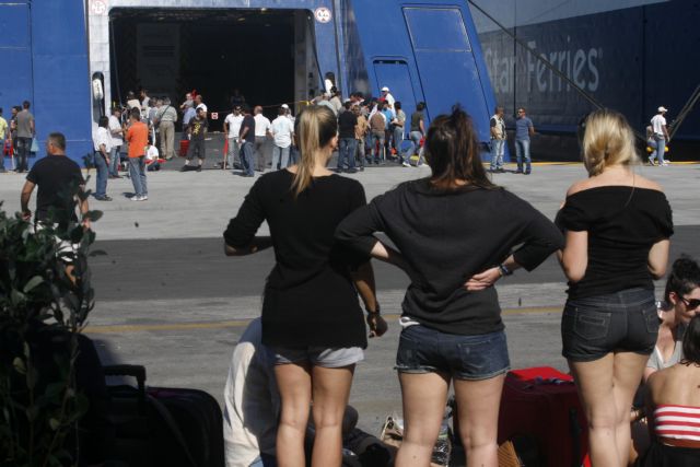 Λύνουν κάβους από τα μεσάνυχτα της Πέμπτης τα πλοία