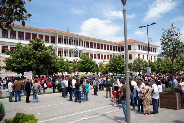 Το κλίμα ρευστότητας κρατά στις πλατείες τους «Αγανακτισμένους»