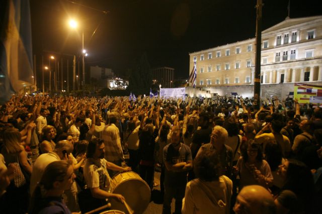 Στον απόηχο του αποκλεισμού της Βουλής συγκεντρώθηκαν οι «Αγανακτισμένοι»