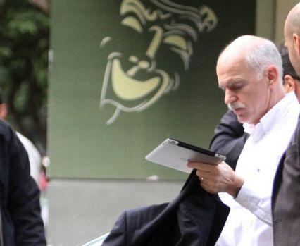 Υπό το βάρος των φίλιων πυρών συνεδριάζει το Υπουργικό Συμβούλιο