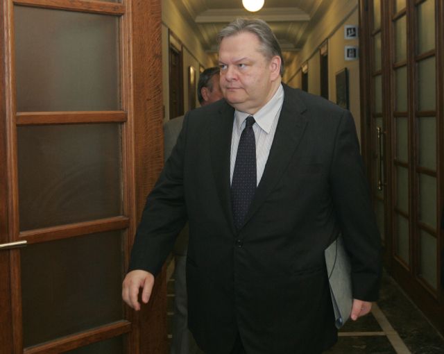 Αιχμές Βενιζέλου κατά Παπακωνσταντίνου για την οικονομία