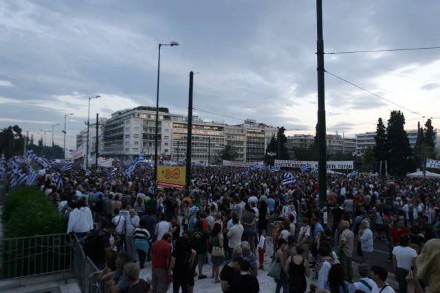 Μαζικές συγκεντρώσεις «Αγανακτισμένων» σε Σύνταγμα και Λευκό Πύργο