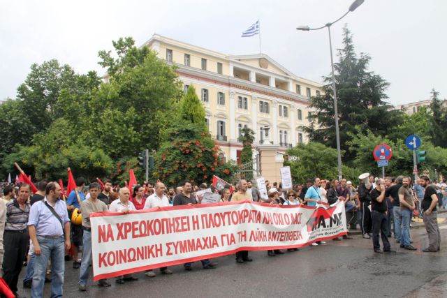 Συλλαλητήριο του ΠΑΜΕ στην Ομόνοια κατά των νέων μέτρων του Μεσοπρόθεσμου