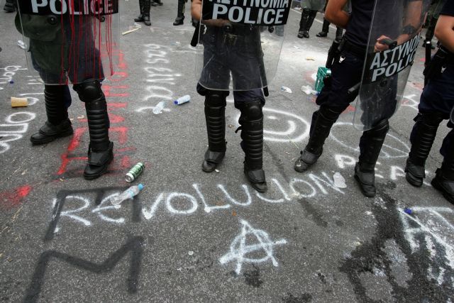 Οι πολιτικές εξελίξεις κρατούν στους δρόμους τους «Αγανακτισμένους»
