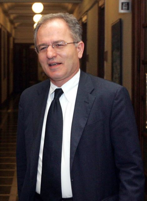 Πυροδότησαν το κλίμα στη Βουλή δήλωσεις Μπεγλίτη για κινήσεις απόστρατων αξιωματικών