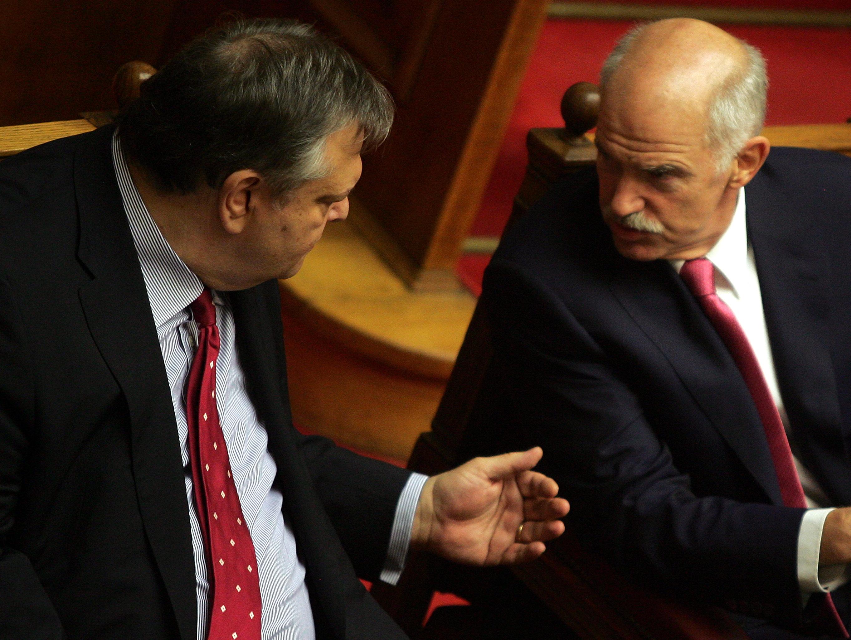 Ύστατη προσπάθεια Παπανδρέου και Βενιζέλου να πείσουν τους βουλευτές για το Μεσοπρόθεσμο