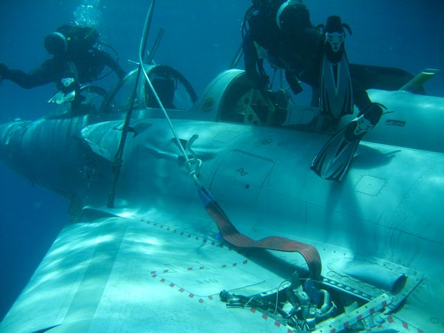 Ολοκληρώθηκε η ανέλκυση του Μιράζ που είχε καταπέσει στη θαλάσσια περιοχή της Σάμου