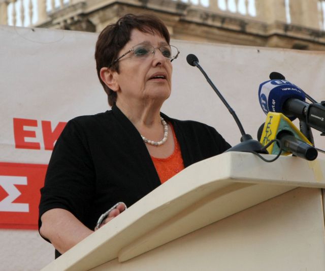 Η κυβέρνηση προσπαθεί να πείσει το λαό να μη σηκώσει ανάστημα, λέει η Αλέκα Παπαρήγα