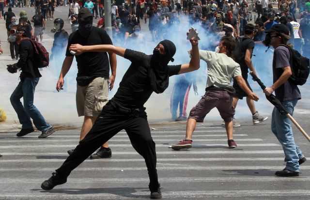 Για κακουργήματα διώκονται έξι από τους συλληφθέντες των επεισοδίων της Τρίτης