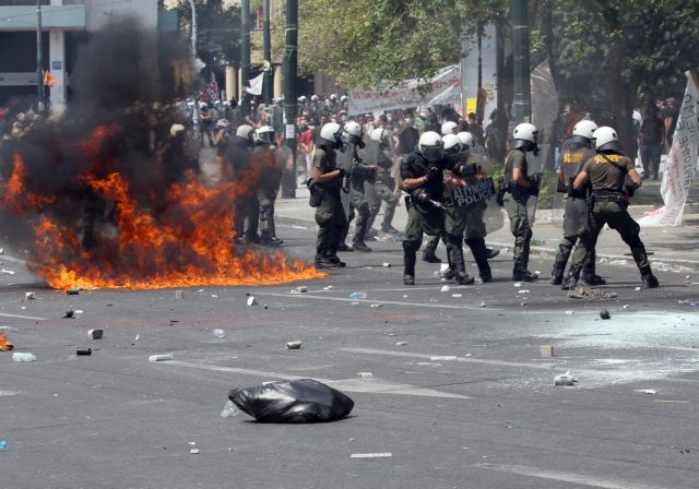 «Αλόγιστη» χρήση χημικών στο Σύνταγμα καταγγέλλουν κόμματα της αντιπολίτευσης