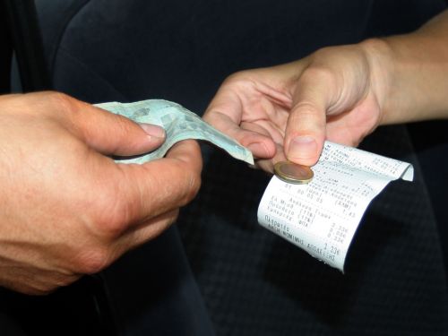 Παίρνουν πίσω αναδρομικά το φόρο-μπόνους των αποδείξεων