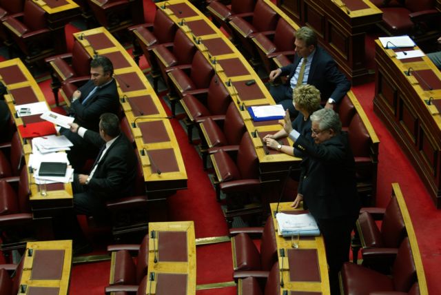 Σφοδρή αντιπαράθεση στη Βουλή για το Μεσοπρόθεσμο Πρόγραμμα